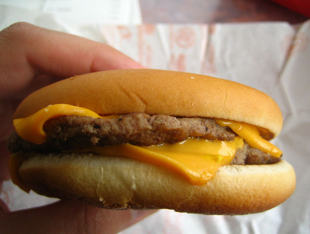A McDonalds cheeseburger