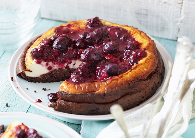Banting cheesecake with berry coulis crust