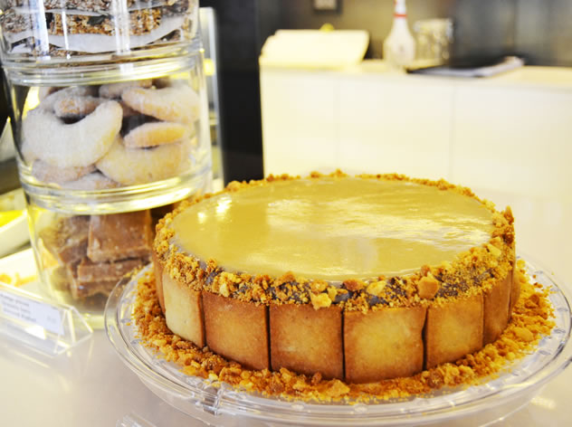 The vanilla sponge cake at SMAK delicatessen