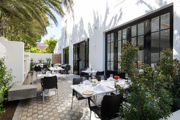 The-courtyard-at-Benguela-on-Main