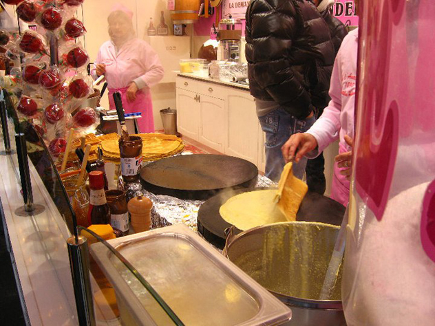 Pancake vendors are easy to find in Paris. Photo by Lindi Brownell Meiring.