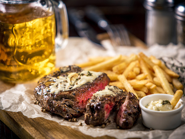 The first winner of the SAB #BESTPUBLUNCH competition: Lord Montague Pub