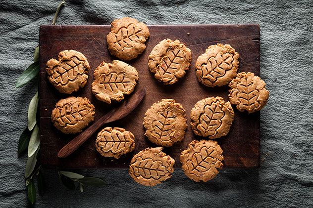 Peanut butter and date biscuits. Photo by Jan Ras.