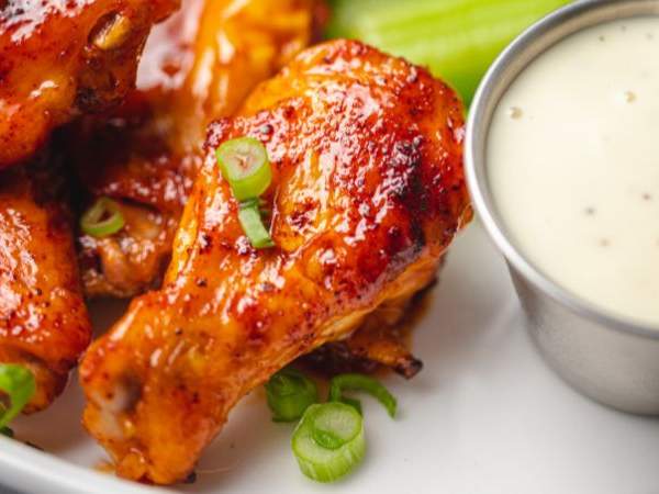 The Eat Out team taste tests 4 easy-to-order chicken wings
